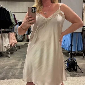 Aurora long – Underdress med spets Beige