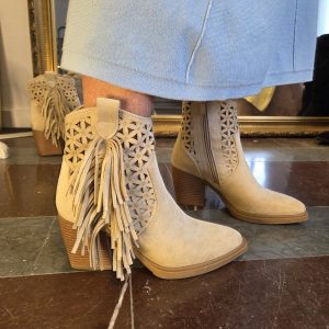 Stövlett  med fransar och cut out –  Beige