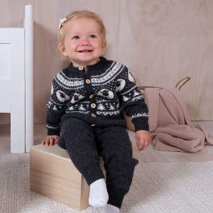 Stickad overall Lammet – garnpaket i Bluum Pure Eco Baby Wool