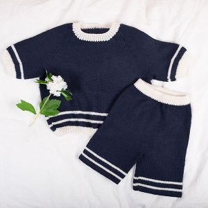 Stickat set Sjöman T-shirt m/shorts – garnpaket i Bluum Pure Eco Baby Wool
