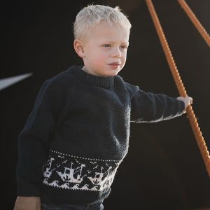 Stickad tröja Fiskebåt i gråfärger – garnpaket i Bluum Pure Eco Baby Wool