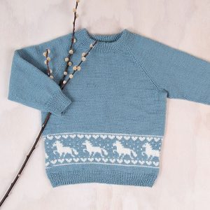 Stickad tröja Häst – garnpaket i Bluum Pure Eco Baby Wool