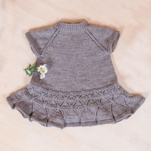Stickad klänning Ylva dansklänning – garnpaket i Bluum Pure Eco Baby Wool, Sirissima stickning