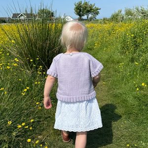 Stickad Topp Blåklocka till barn – garnpaket i Bluum Soft Merino Ull