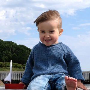 Stickad tröja Timjan till barn – garnpaket i Bluum Soft Merino Ull
