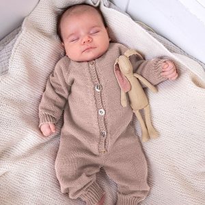 Stickad overall med raglan – garnpaket i Bluum Soft Merino Ull