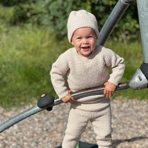 Stickad set Hugo m/tröja, byxa och mössa – garnpaket i Bluum Soft Merino Ull