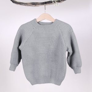 Stickad tröja Noah Ljus grå melerad – garnpaket i Bluum Soft Merino Ull