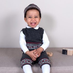 Stickat set Festset m/väst, knäbyxa och mössa – garnpaket i Bluum Pure Eco Baby Wool