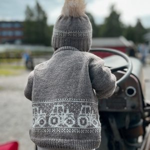 Stickat set Traktor-tröja och mössa – garnpaket i Bluum Pure Eco Baby Wool