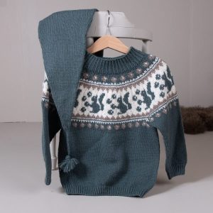 Stickat set Ekorre-tröja med tomteluva – garnpaket i Bluum Pure Eco Baby Wool