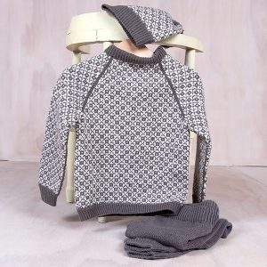 Stickat set Jubel m/tröja, byxa och mössa – garnpaket i Bluum Soft Merino Ull
