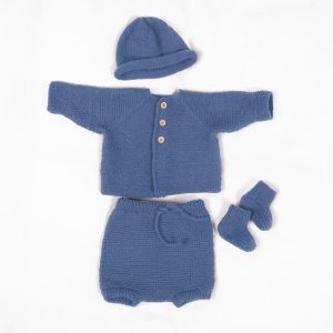 Stickat set Trille med blöjbyxa och mössa – garnpaket i Bluum Pure Eco Baby Wool