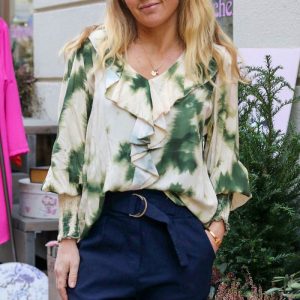 Ulrika Batikmönstrad blus – Volanger – Khaki