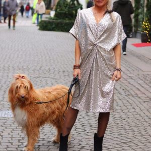Bella Skimrande klänning –  Leo/Guld