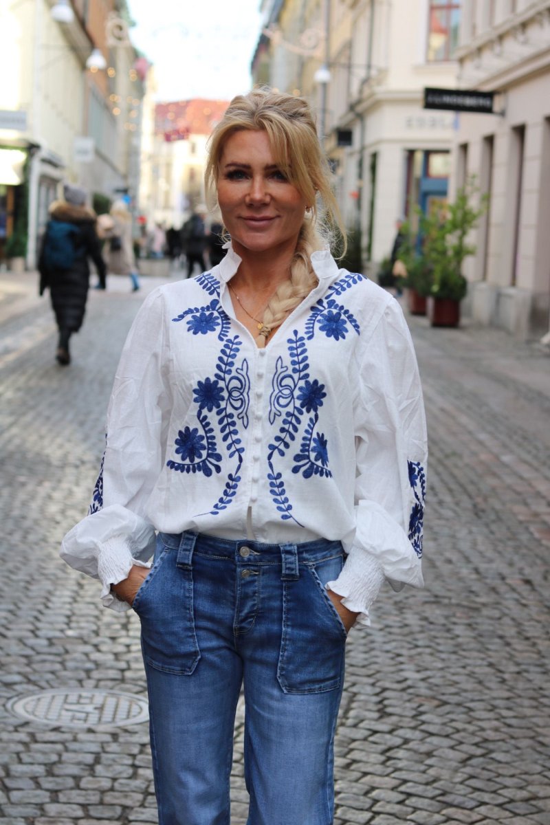 Saga – Blus med broderi – Vit - Bild 5
