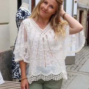 Tindra Butterfly spetsblus – Beige