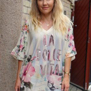 Vilda – Oversizetopp med blommor och text – Beige