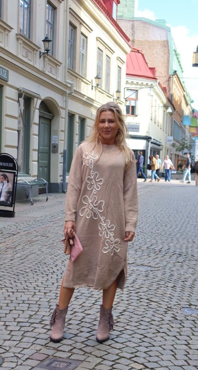 Betty – Stickad Poloklänning med blommönster – Taupe - Bild 8