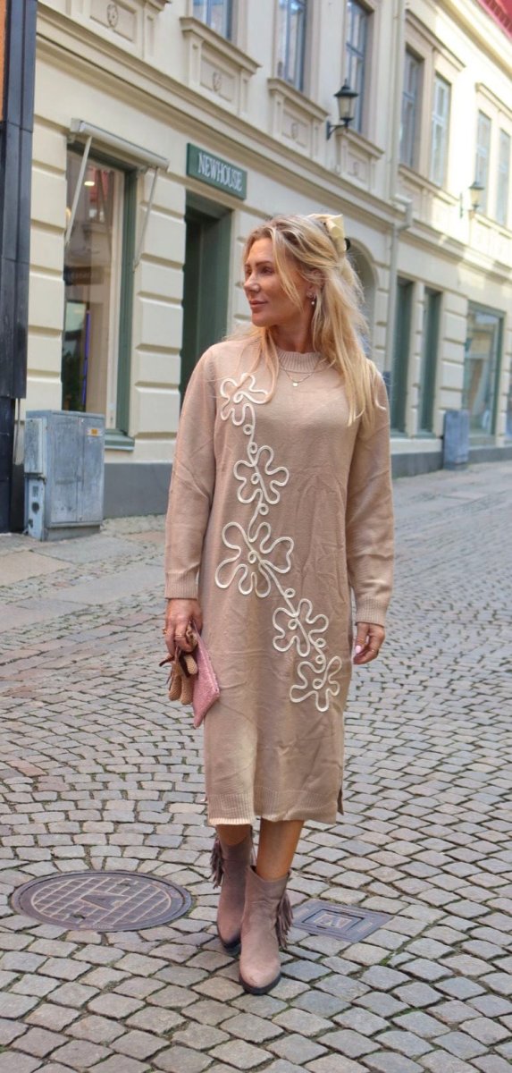 Betty – Stickad Poloklänning med blommönster – Taupe - Bild 2