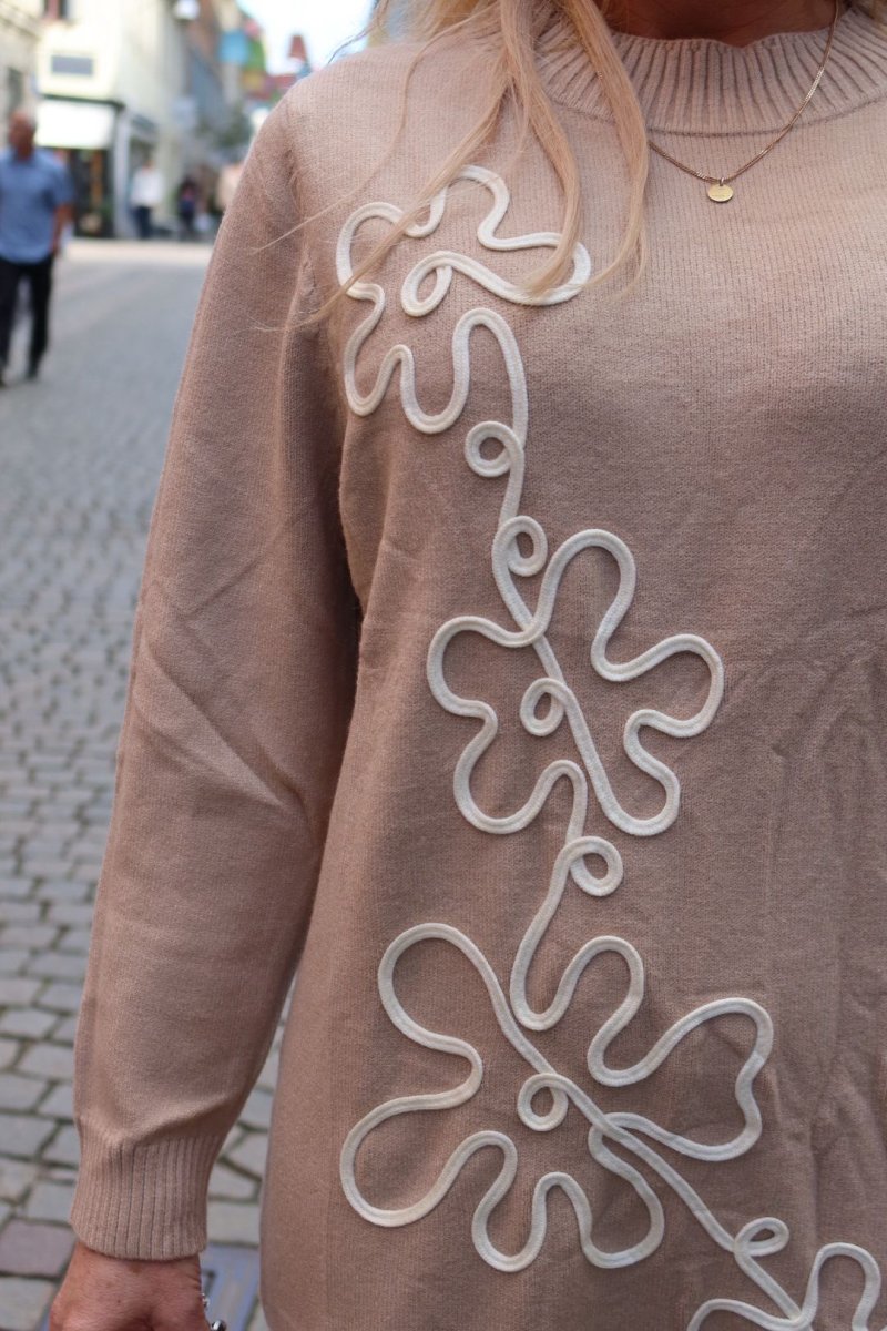 Betty – Stickad Poloklänning med blommönster – Taupe - Bild 4