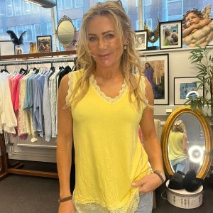 Vinnie – V-ringat linne med spets  – Gul
