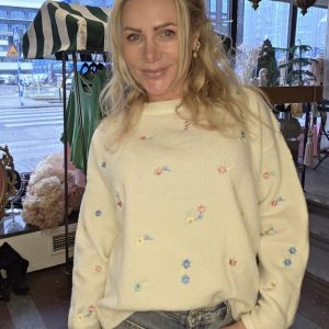Blomma – Stickad tröja med brodyr – Beige