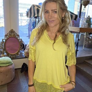 Amy – Kortärmad topp med spets  – Gul