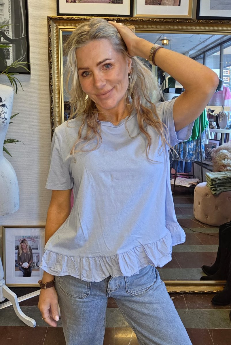 Bibbi – Topp med volang – Ljusblå - Bild 3