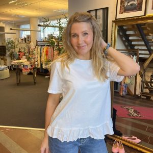 Bibbi – Topp med volang – Vit