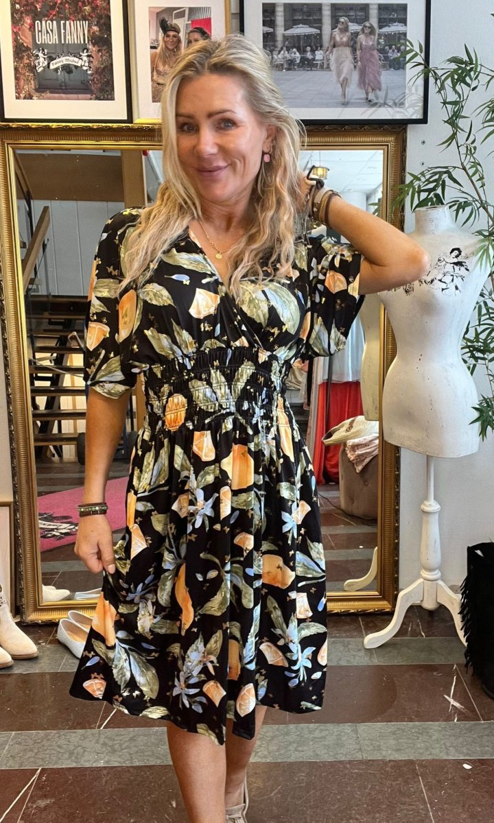 Cynthia – Kort mjukisklänning 505-A3 – Fjäril och citron- Svart - Bild 6