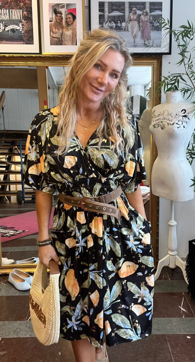 Cynthia – Kort mjukisklänning 505-A3 – Fjäril och citron- Svart - Bild 4