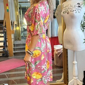 Cynthia – Kort mjukisklänning 505-A3 – Fjäril och citron- Rosa