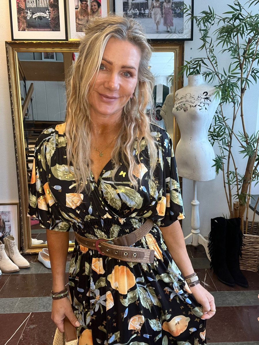 Cynthia – Kort mjukisklänning 505-A3 – Fjäril och citron- Svart - Bild 3