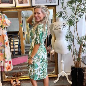 Cynthia – Kort mjukisklänning 505-B6 – Tropiskt mönster – Grön/Vit