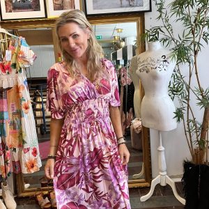 Cynthia – Kort mjukisklänning 505-B6 – Tropiskt mönster – Rosa/Lila