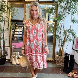 Celina –  Kort klänning med volangdetaljer och knyt – Rosa