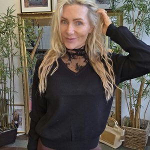 Amira – Finstickad tröja med spetshals och bling – Svart