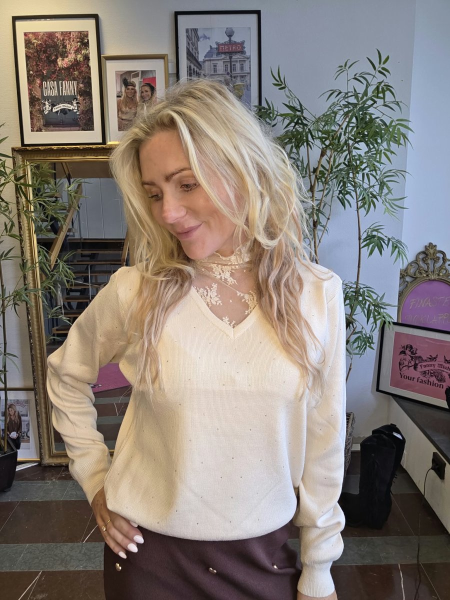 Amira – Finstickad tröja med spetshals och bling – Beige - Bild 5