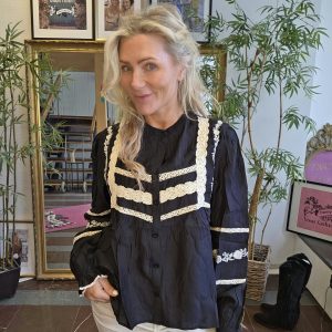 Blenda – Blus med spets- och brodyrdetaljer – Svart